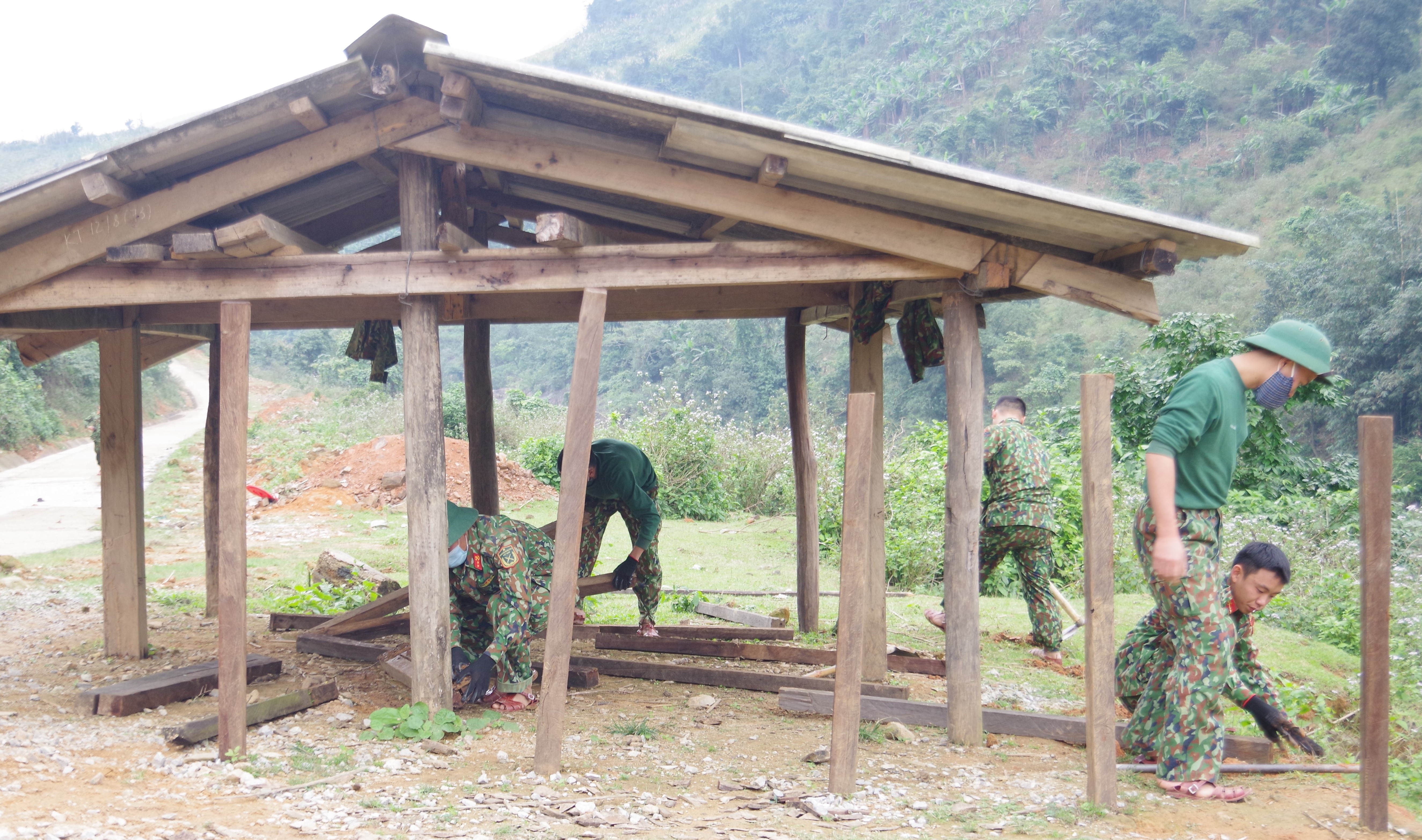 Giúp dân bằng những việc làm thiết thực